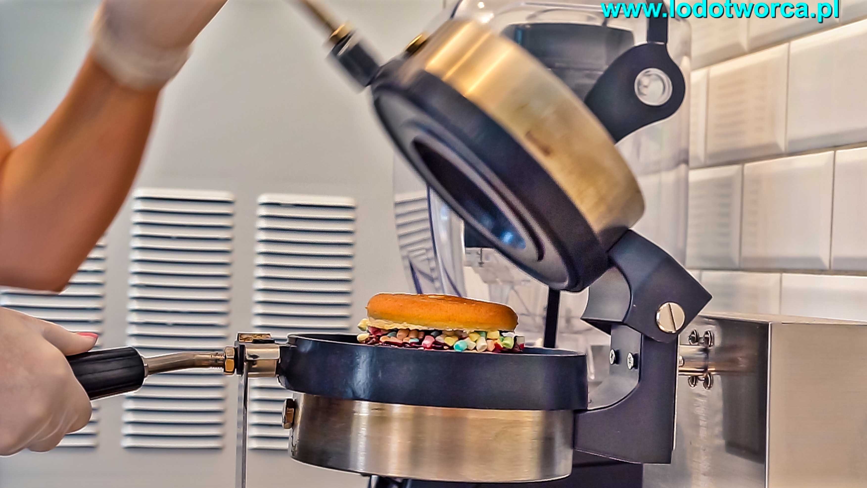 Lody Rzeszów - gelatopanini kawiarnia shake milkshake mrożonyjogurt lód włoski sorbet kawa cafe rurki z kremem deser lodowy bita śmietana soki frappe posypki polewy.jpg