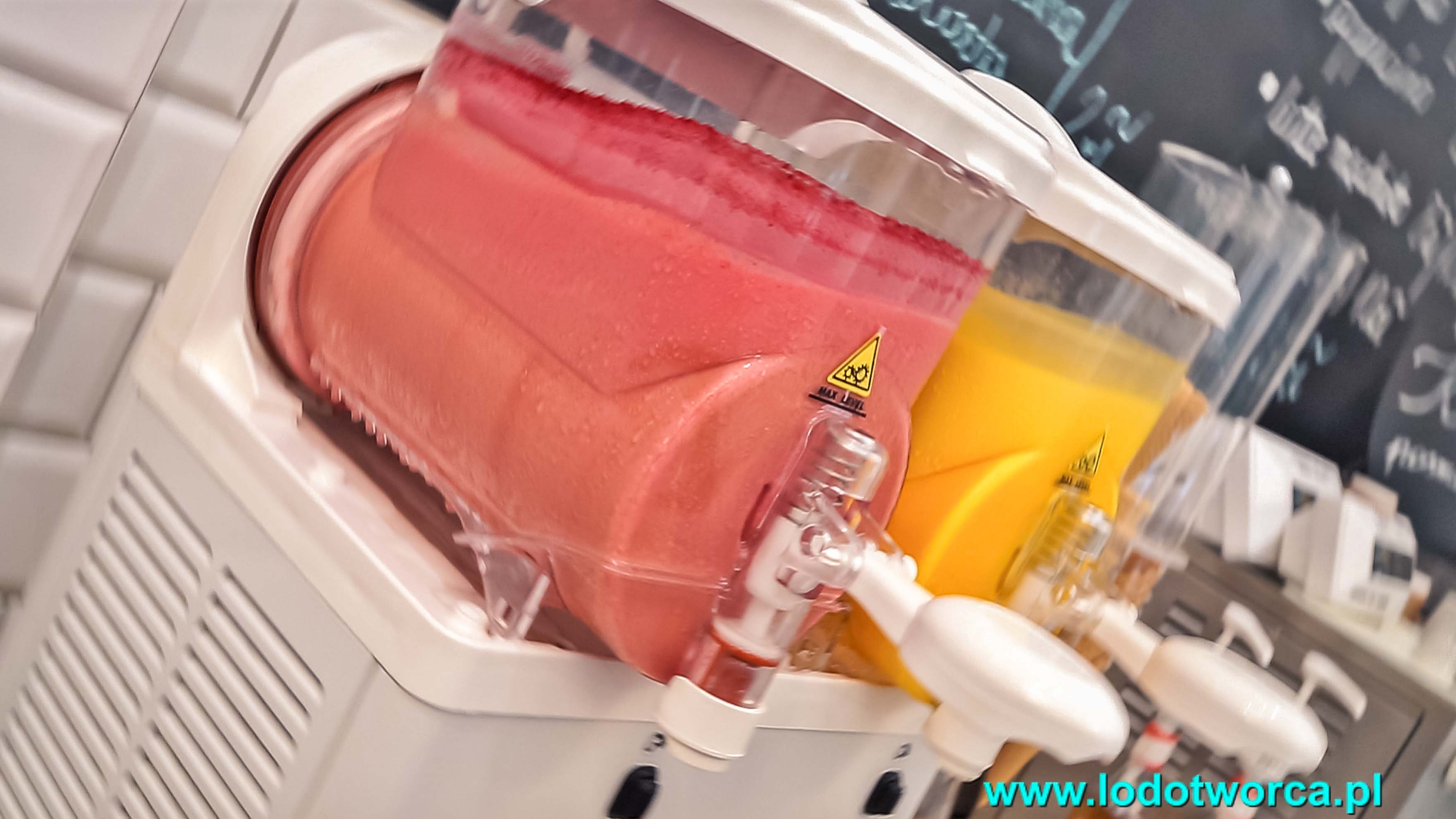 Mrożony jogurt Rzeszów - mango kawiarnia shake milkshake mrożonyjogurt lód włoski sorbet kawa cafe rurki z kremem deser lodowy bita śmietana soki frappe posypki polewy.jpg